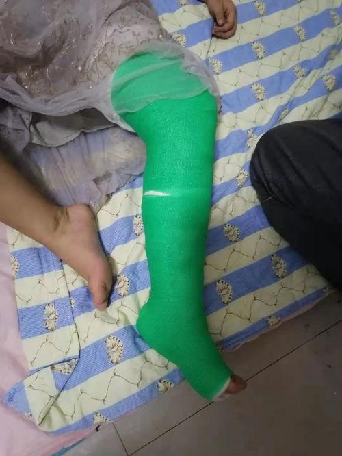 女孩穿成人穿纸尿裤视频,揭秘女孩模仿成人穿纸尿裤的趣味瞬间