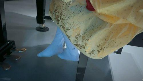 女孩穿成人穿纸尿裤视频,揭秘女孩模仿成人穿纸尿裤的趣味瞬间