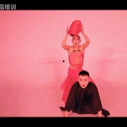 成人舞蹈带灯笼的视频,成人舞蹈中的灯笼魅力演绎